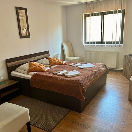 Aranykakas Etterem Es Panzio Bed & Breakfast Sîndominic Dış mekan fotoğraf