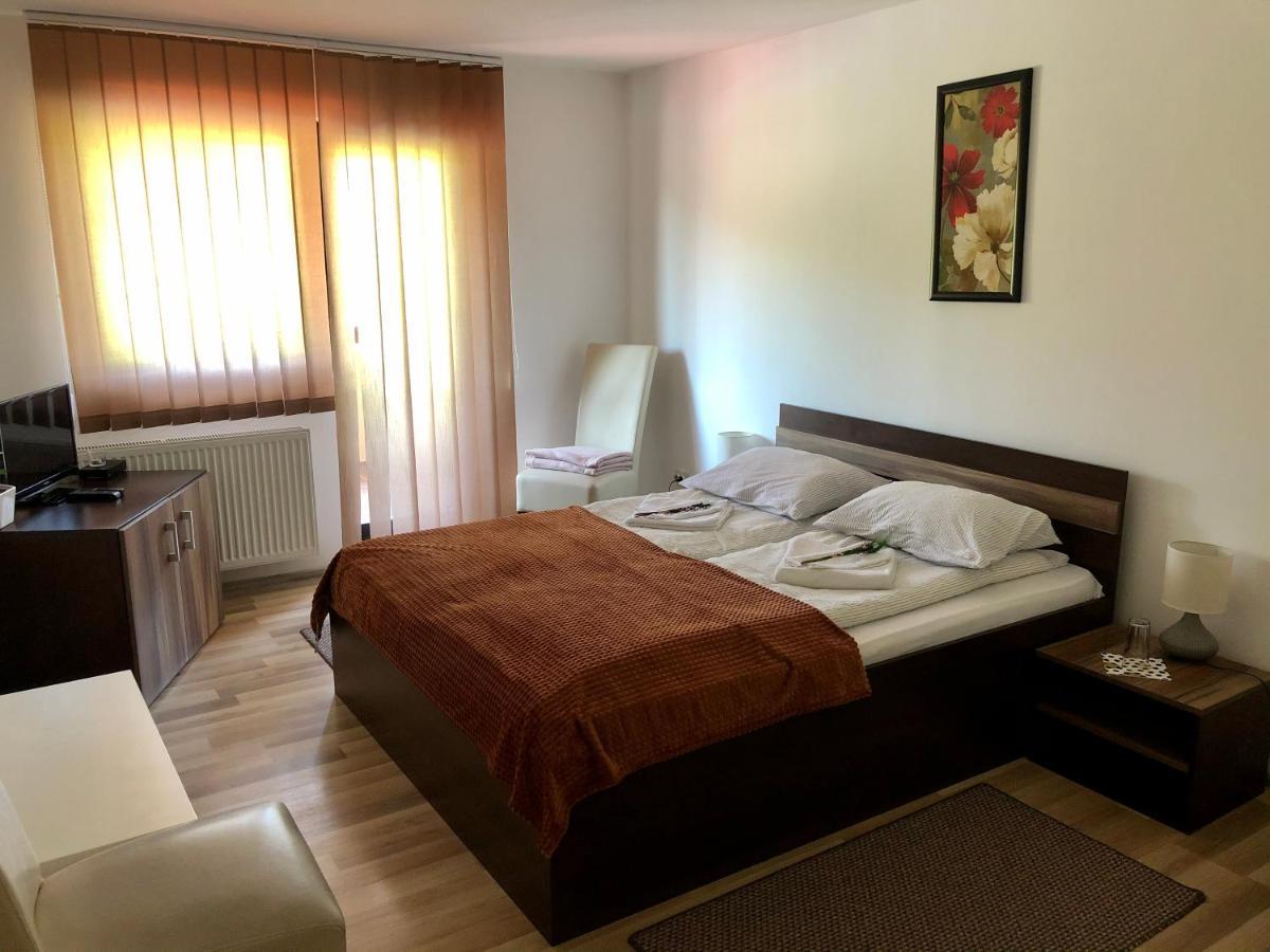 Aranykakas Etterem Es Panzio Bed & Breakfast Sîndominic Dış mekan fotoğraf