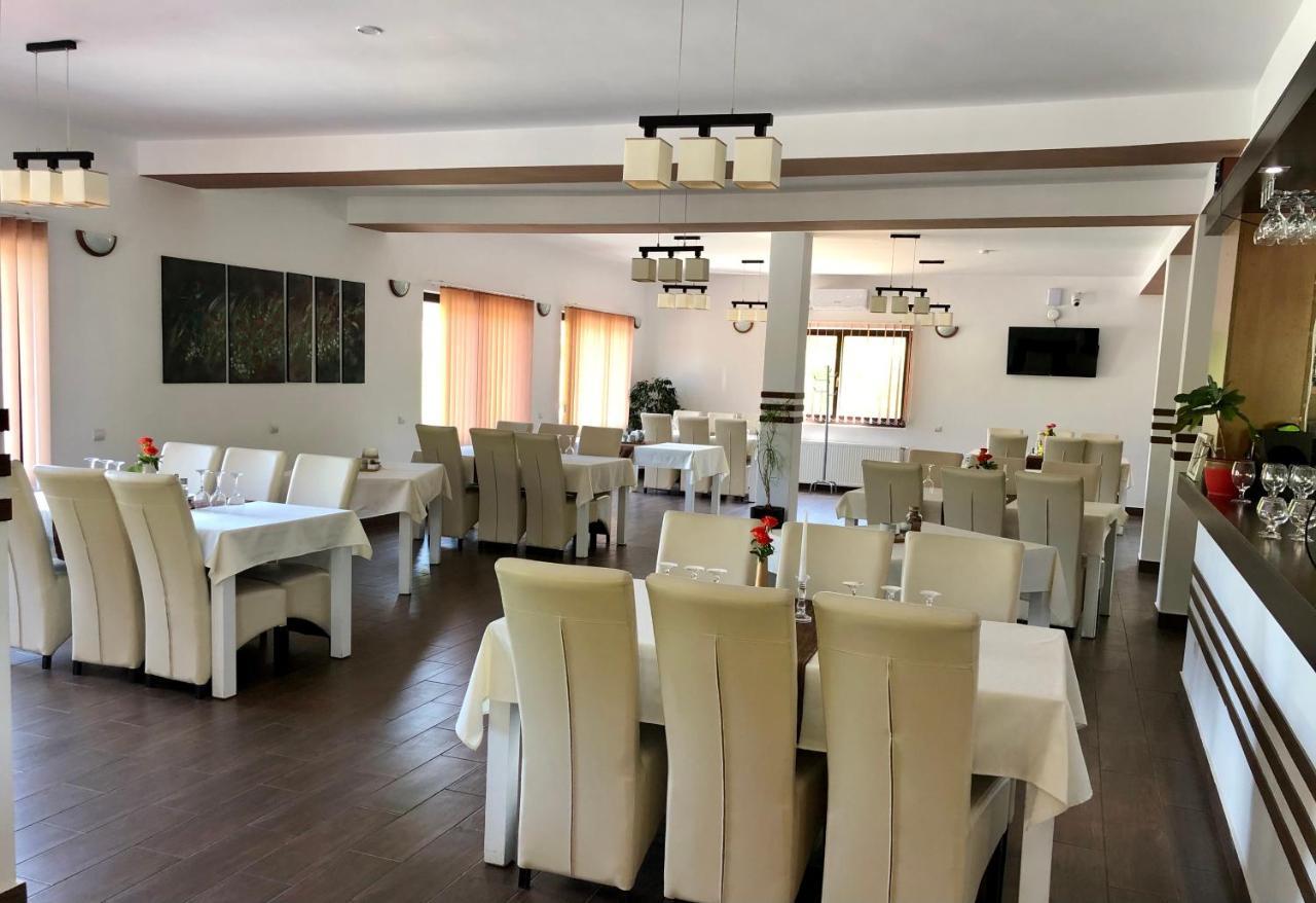 Aranykakas Etterem Es Panzio Bed & Breakfast Sîndominic Dış mekan fotoğraf
