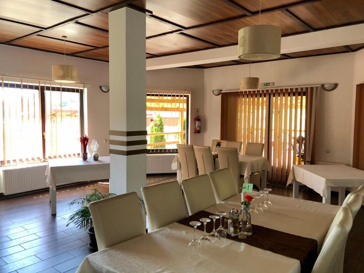 Aranykakas Etterem Es Panzio Bed & Breakfast Sîndominic Dış mekan fotoğraf