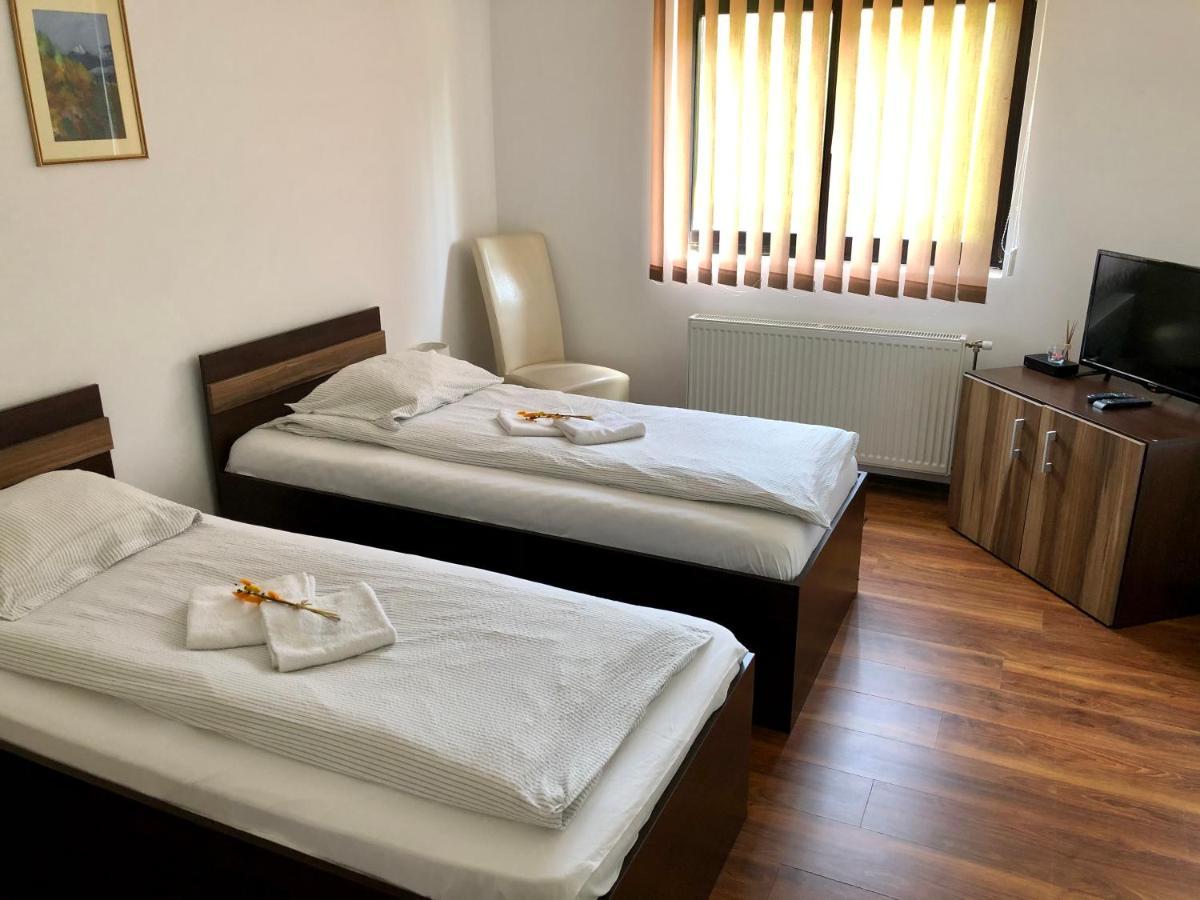 Aranykakas Etterem Es Panzio Bed & Breakfast Sîndominic Dış mekan fotoğraf