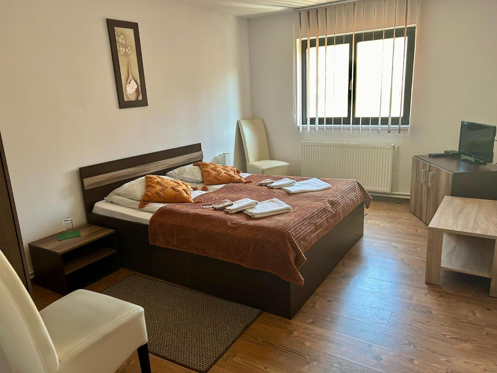 Aranykakas Etterem Es Panzio Bed & Breakfast Sîndominic Dış mekan fotoğraf