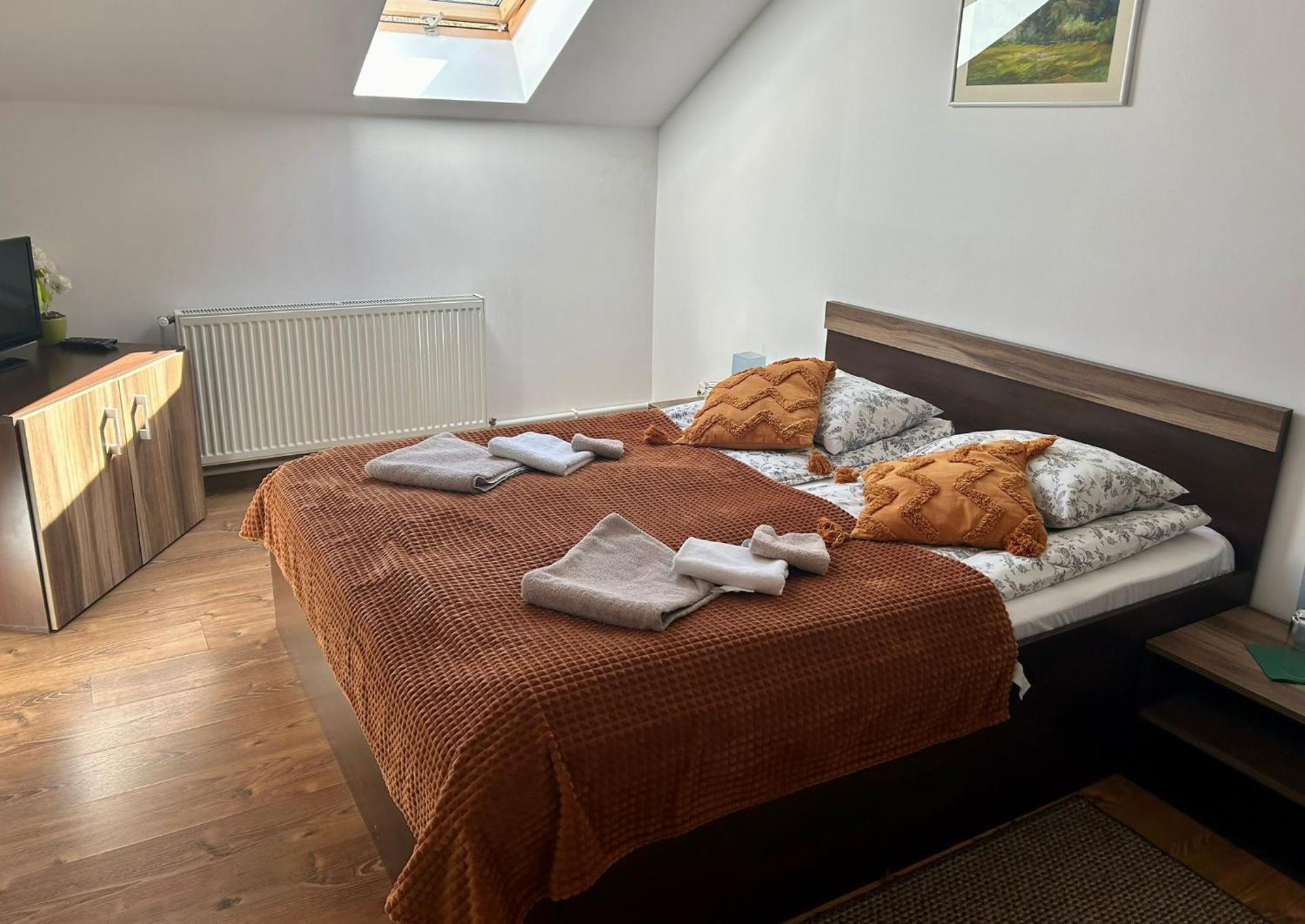 Aranykakas Etterem Es Panzio Bed & Breakfast Sîndominic Dış mekan fotoğraf